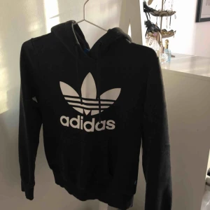  - Svart adidas hoodie, ordinarie pris 399kr men säljer för 150kr, kan mötas upp i Odenplan/Väsby