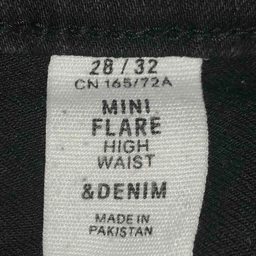 Ett par svarta, bootcut jeans. Inte mycket använda, i nyskick! De är stretchiga, så de passar nog S-M, kanske även XS med ett skärp:) tveka inte att ställa en fråga!. Jeans & Byxor.