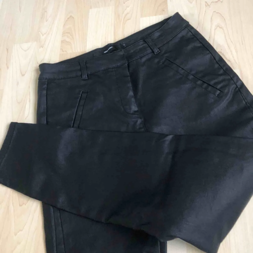 Super snygga svarta byxor i läderimitation. Använda 1 gång så dom är fortfarande i nyskick.. Jeans & Byxor.