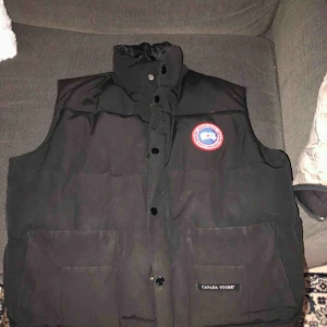  - Här har vi en canada goose väst som e äkta kan fraktas och mötas upp 