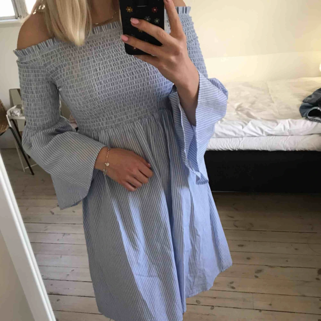 Off-shoulder klänning