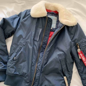  - Höst/vinterjacka ifrån Alpha Industries i storlek S. Endast använd ett fåtal gånger🖤  Nypris:2500  Mitt pris: 750 (priset kan absolut diskuteras) Frakt tillkommer/kan eventuellt mötas upp i Stockholm. 
