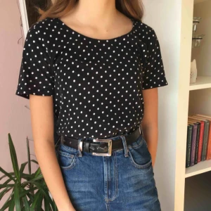  - Fin prickig T-shirt, frakt tillkommer :)