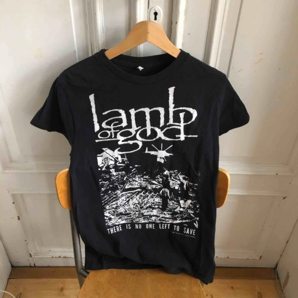 Lamb Of God - snyggt urtvättad. Kan hämtas i Uppsala eller skickas mot fraktkostnad . T-shirts.
