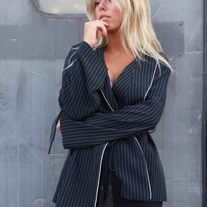  - Kavaj med band i midjan. Använd endast på denna bild :) frakt tillkommer 63kr spårbart 