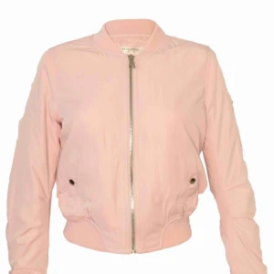  - Ljusrosa bomberjacka från Chiquelle. Knappt använd, köparen betalar frakten