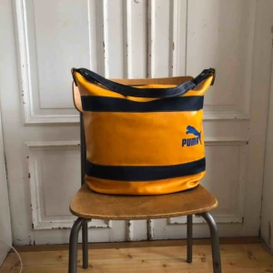  - Puma Vintage - 70-tal. Sportväska som rymmer mycket. Två fack. Gallonmaterial. 