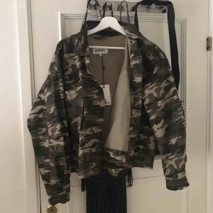  - Super snygg helt ny cammo Jens jacka från junkyard  Ganska kort men super snygg  Möta i Linköping eller Norrköping 