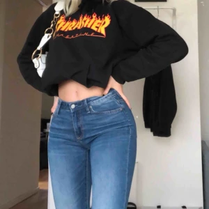  - jättefina skinny jeans från Crocker i nyskick! knappt använda. mid/high waist som får höfterna att se jättefina ut 😁 jag är 168 och dom går hela vägen ner till fötterna på mig. frakten är inräknad i priset! 💞