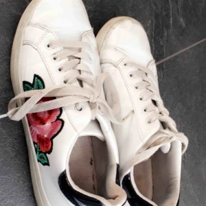  - Fint skick använd några gånger str 37. Möts upp i Växjö eller braås annats så diskuterar vi frakt :) 