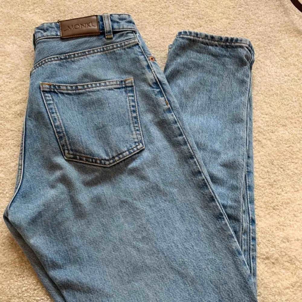 Snygg och sköna mom jeans från monki. Kan mötas upp i Helsingborg eller står köparen för frakten som kostar ca 70 kr. Jeans & Byxor.