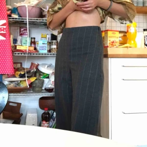  - Jätte snygga grå randiga byxor i jätte bra skick! Ulligt material, perfekta för hösten 