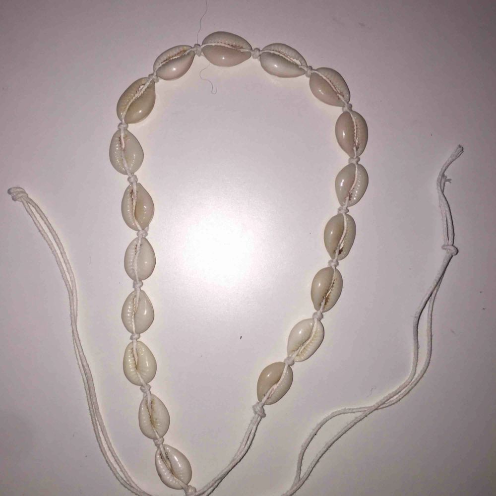 ett trendigt så kallat ”shell necklace” / snäckhalsband, köpt för 60kr och aldrig använt! knyts i bak! . Accessoarer.