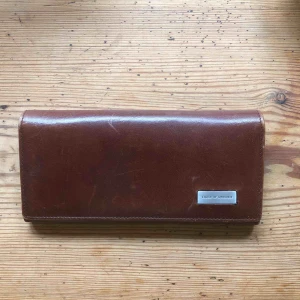  - Brun läder plånbok av märket Tiger of Sweden i gott skick! Många smarta fickor. 