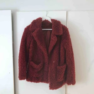  - En mörkröd fluffig och varm jacka, säljer för den inte kommit till användning! Hör av er till mig om ni är intresserade!🤗 Köparen står för frakten! 