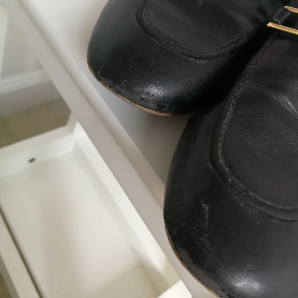 Svarta loafers I fake-lether med spänne fram. Superanvändbara, men har så många 🙈 lite slitna framme i tån, därav priset, dock syns det inte tycker jag 🌼. Skor.