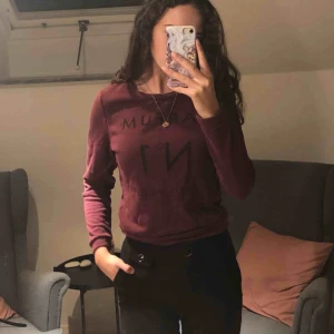  - Jättesnygg lila hösttröja! Perfekt att ha till vardags och extremt skön. Du betalar för frakten. 