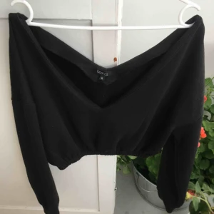  - Söt croppad tröja ifrån boohoo med off shoulder. Knappt använd! Liten i storlek  
