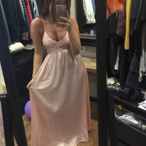  - Ljusrosa silke klänning👗 Ok skick.-frakt ingår inte 