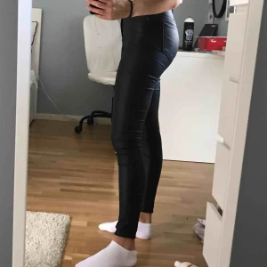  - svarta skinnbyxor från nelly.