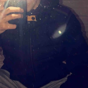  - Säljer min pjs väst pga att jag e i behov av pengar, den är i fint skick men finns bara 1litet hål på 2mm som inte syns, skriv för elr info
