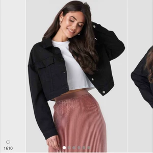  - jättefin croppad jeans jacka från nakd som jag köpte i somras för 499kr men den är använd 2gånger så den är helt som ny💗💗frakten är på 40kr. Skriv om ni vill ha bättre bilder på jackan