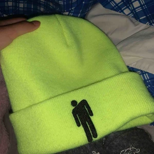  - Grön billie beanie från hennes konsert. Vill byta mot en vit,svart eller röd billie beanie.( obs grönare på riktigt än på bilden.)