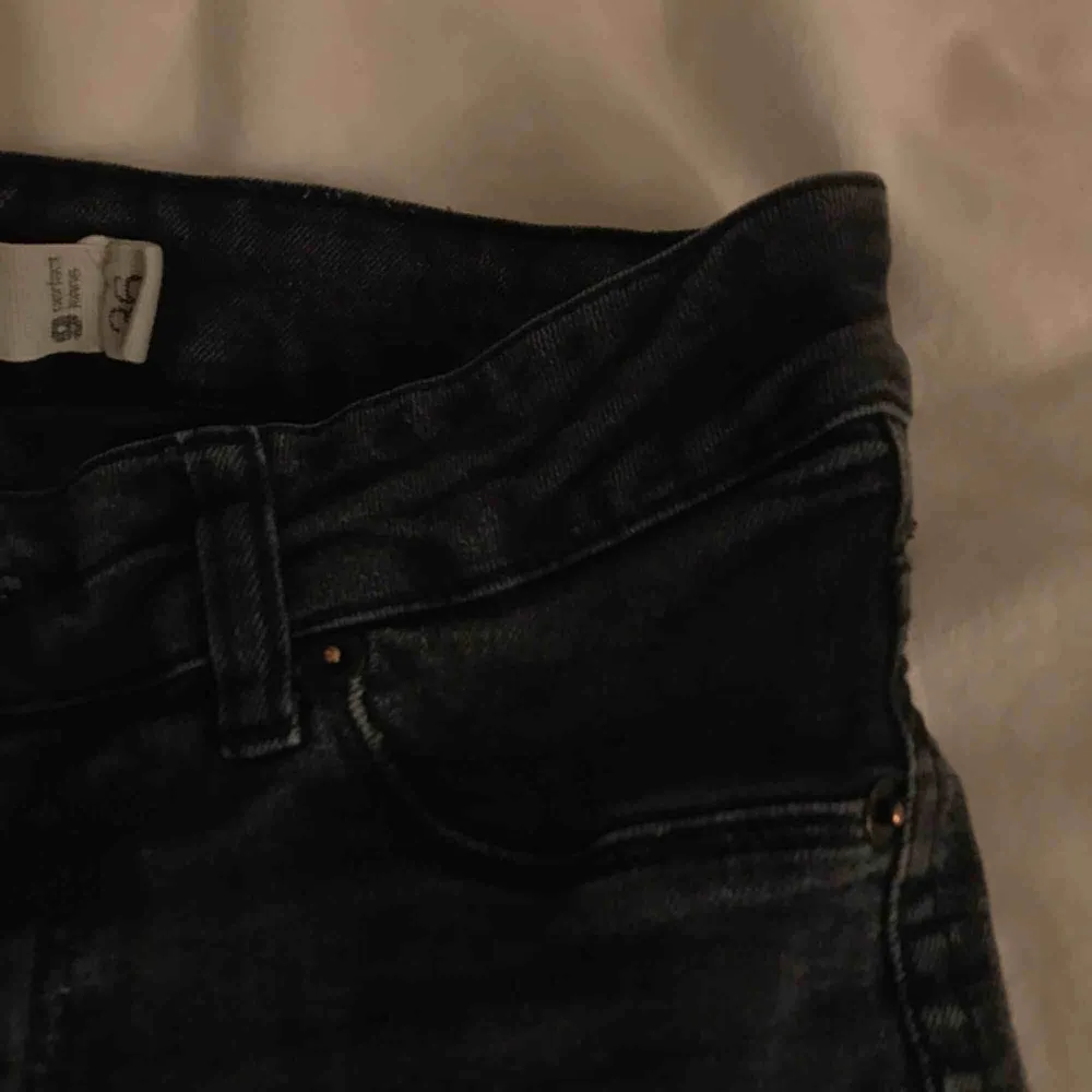 Så sköna och coola jeans från Gina. Köpta för jättelänge sen men endast använda ett fåtal gånger. Fransar längst ner på benen eller liknar (avklippta). Nypris runt 500kr. . Jeans & Byxor.