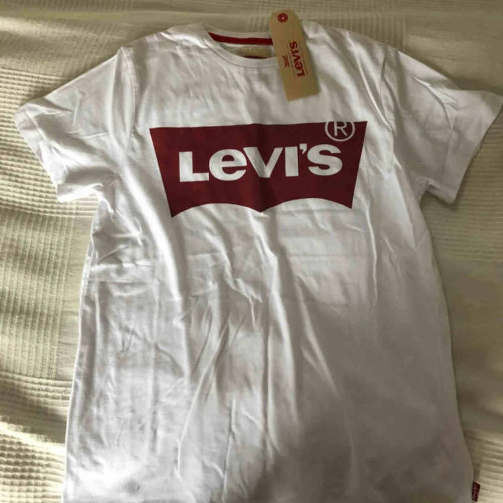 Helt oanvänd Levis T-shirt, prislappen sitter till och med kvar. Köpte för 200kr :). T-shirts.