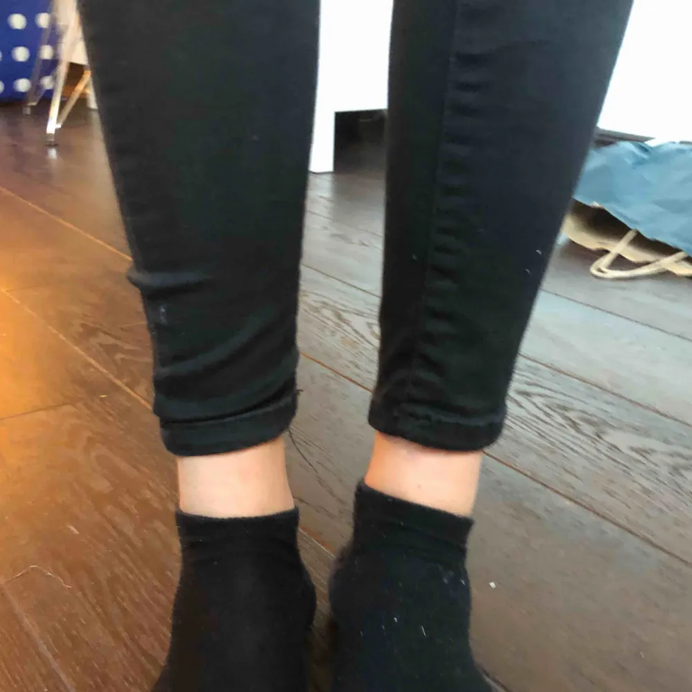 Fina helt vanliga svarta högmidjade jeans från Cubus! Använder bara utsvängda byxor haha så dessa har ej kommit till användning på länge👍🏼 för korta för mig som är ca 175. Frakt 40kr. Jeans & Byxor.