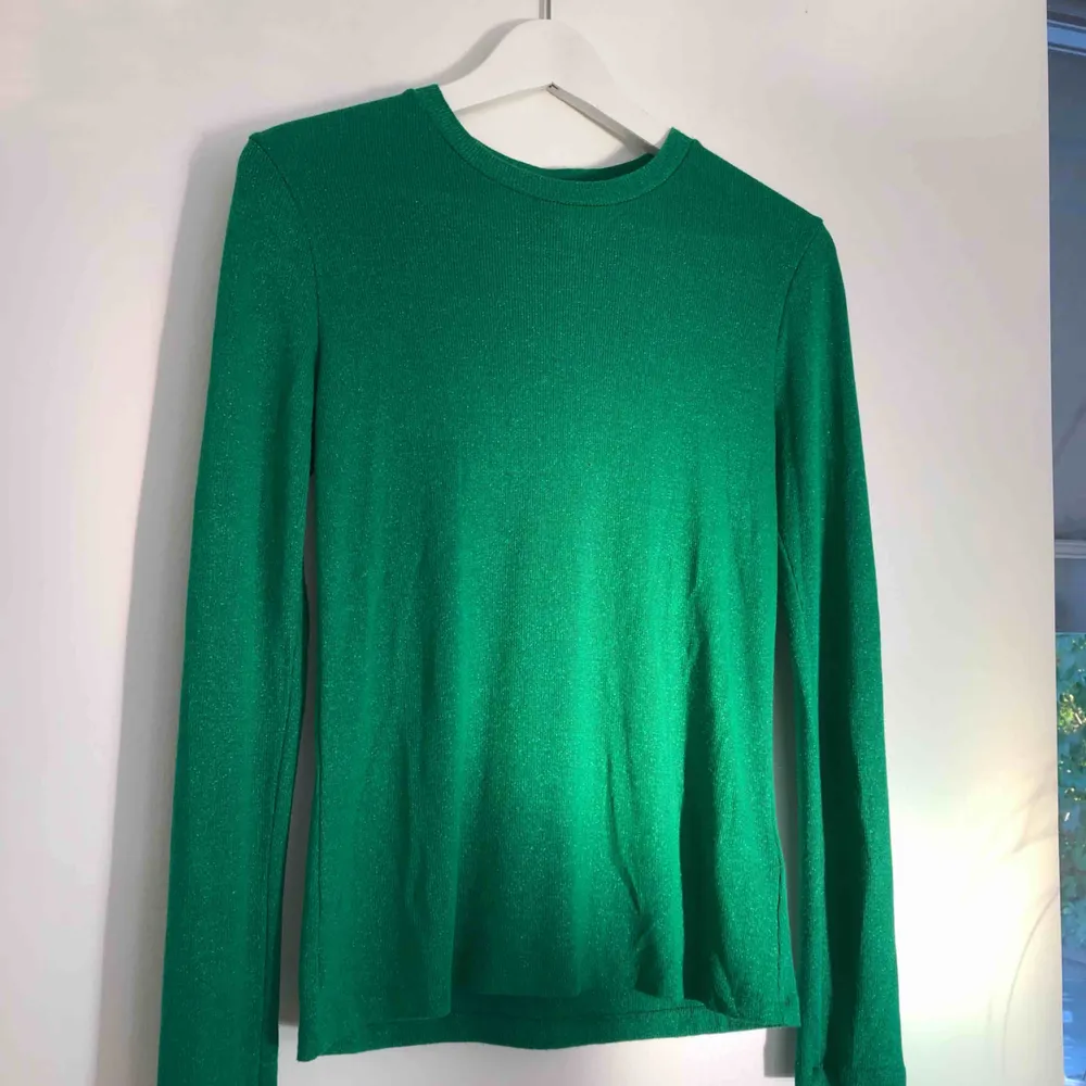 Glittrig grön tröja från & other stories. Superskönt material, sparsamt använd! . Toppar.