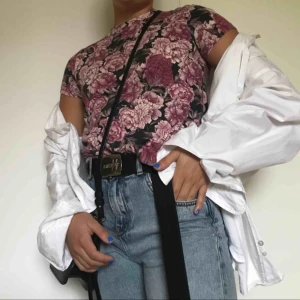  - Rosa T-shirt från Stay med rosor, ganska hög i halsen. Välanvänd men bra skick! Visas på en S på bilden! Frakt ingår i priset men kan mötas upp i Karlstad