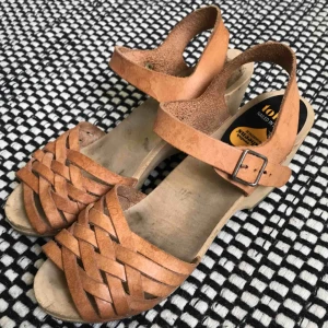  - Snygga hasbeenssandaler i fint, brunt läder! I storlek 41. Möter upp i Göteborg annars betalar köparen frakt. 