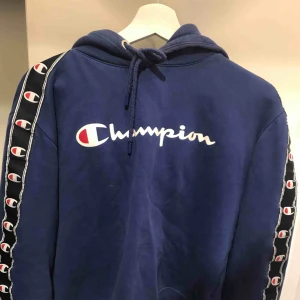  - Fin champion hoodie, sparsamt använd, superbra skick!! Köparen står för frakten :)💘