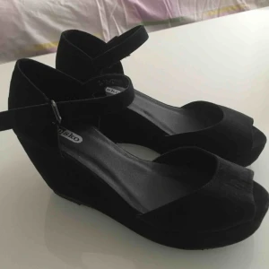  - Kilklacksskor från dinsko. Mocka material. Svart. Stl 37. Använd bara 1gång. Nyskick!