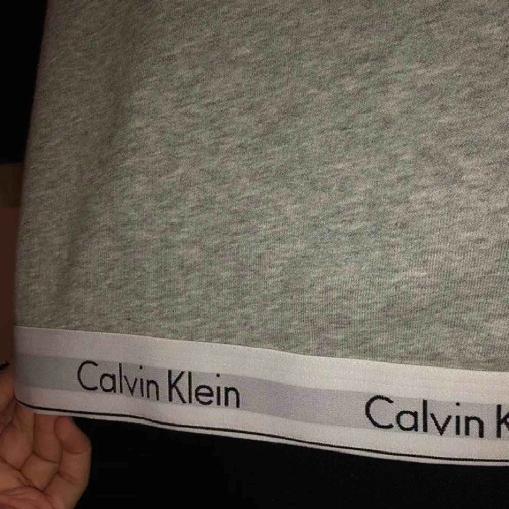 Calvin Klein sweatshirt! endast använd vid ett fåtal tillfällen. orginalpris: 600kr. köparen står för frakt 🥰. Hoodies.