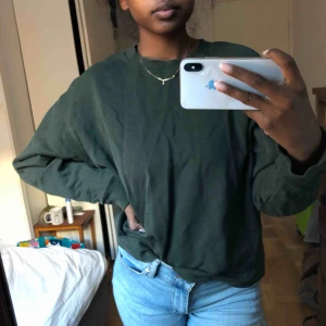  - Fin militärgrön tröja från Weekday. 