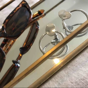  - Tre par örhängen som säljes, två par är aldrig använda och det andra paret är endast provade! 225 för alla paren eller 75 för ett par💕