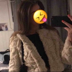  - Helt oanvänd beige pälsjacka med prislapp kvar från Vera Moda, strl S. Supermjuk och härlig jacka perfekt till höst och vinter! 😍 Kontakta mig för fler bilder, pris kan diskuteras men köparen står för frakt kostnad💖