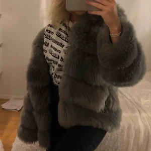  - Säljer denna mysiga vinterjacka i fint skick.  Nypris: 1819 Inte äkta päls