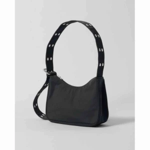  - Säljer min weekday väska som jag endast har använt vid två tillfällen. Därför är den alldeles som ny! Frakt tillkommer!