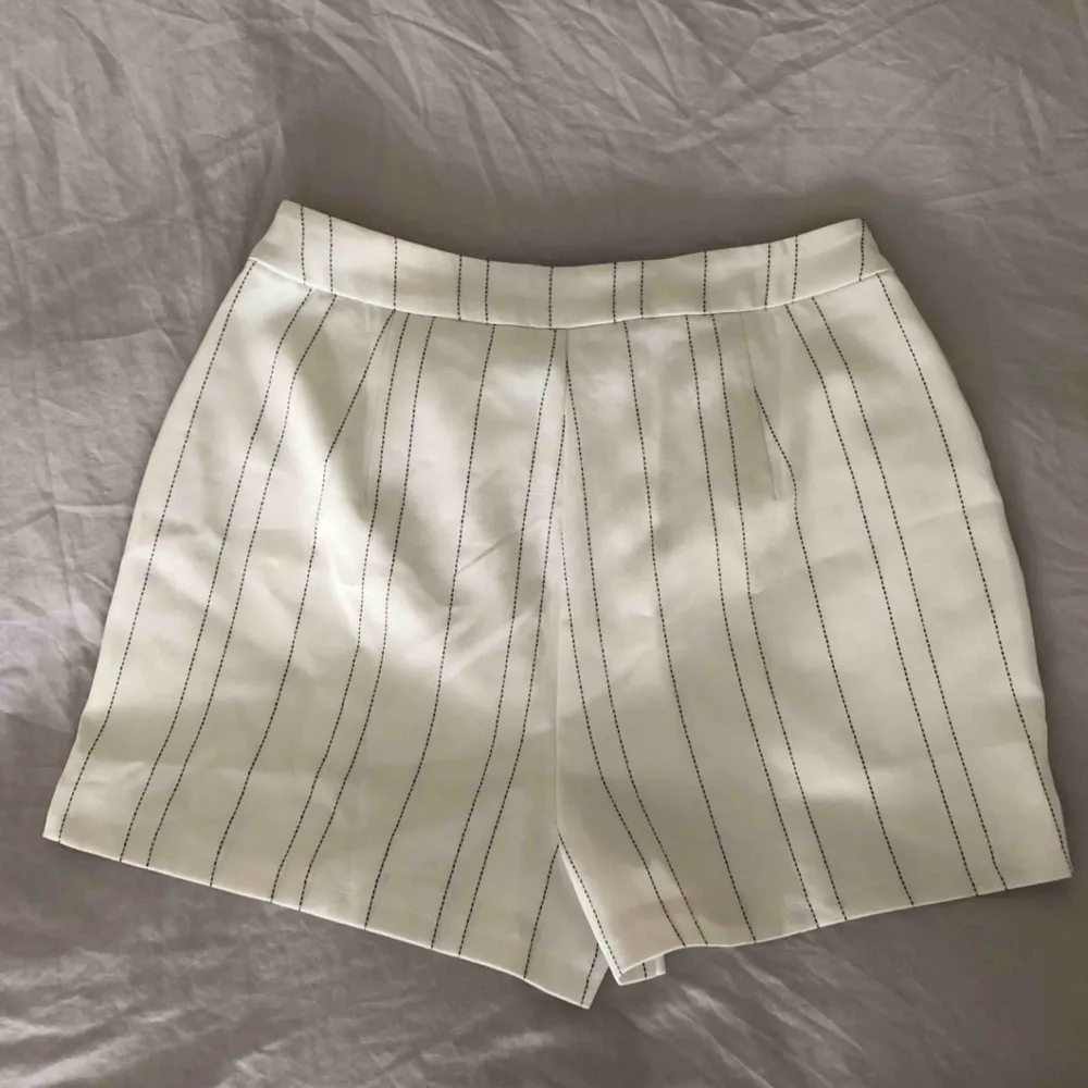 Säljer dessa oanvända shorts i storlek 38 från Missguided.. Shorts.