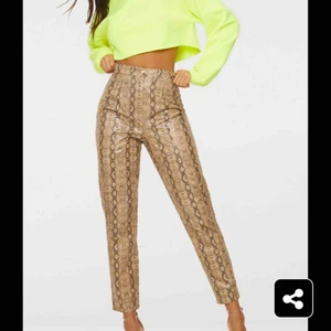  - ASSNYGGA o helt nya beiga snakeprint-byxor från plt. Säljes för de tyvääärr va för stora för mig som vanligtvis har 34 i byxor. Priset är INKLUSIVE FRAKT ❤️❤️❤️❤️