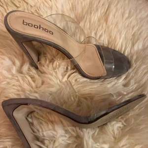  - Gråa klackskor i stl 5 (38), använda 1 gång därav bra skick.  