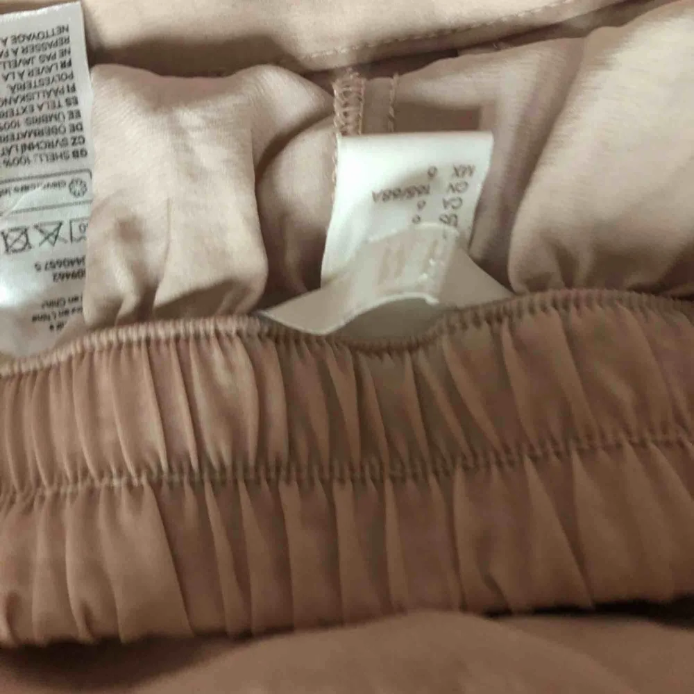 Byxor från H&M, passar storlek s-m, silkesmaterial i roséfärg! Knappt använda. Köparen står för frakt (40kr). Shorts.