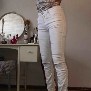  - Vita jeans låg midja lite genomskinliga. Köpta för 2 år sedan. Kan bli mer med frakt 
