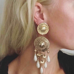  - Supercoola clips i guld och pärlor.