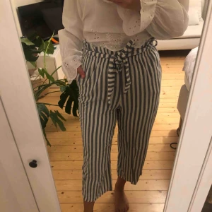  - Superhärliga randiga byxor i bomull från Mallorca