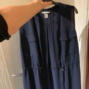  - Från H&M. Använd en gång. Köpte för 300 kr. 