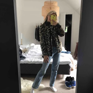  - Jättefin leopard jacka från Pepe jeans! Köpt för ca 700kr och är i mycket bra skick då den inte kommit till så mycket användning! Den är i stl 164 men passar mig som är en XS!Köparen står för frakten!